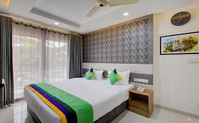 Treebo Love Shore Residency, Near Lakeshore Hospital