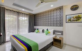 Treebo Love Shore Residency, Near Lakeshore Hospital